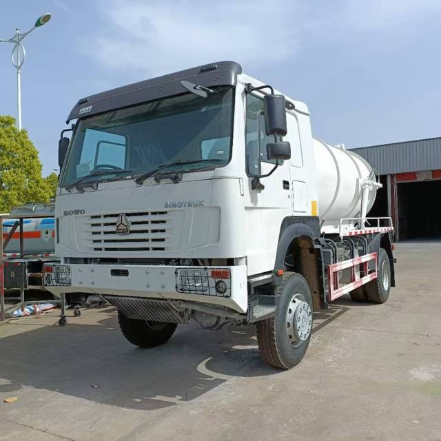 Heavy Duty Truck HOWO four-wheel drive sewage suction truck