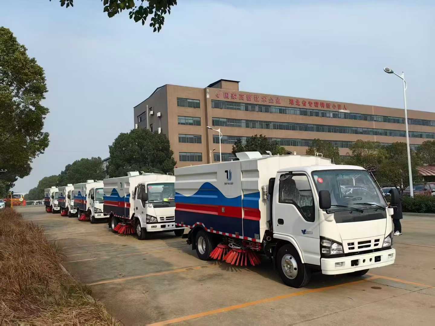 Isuzu road sweeper