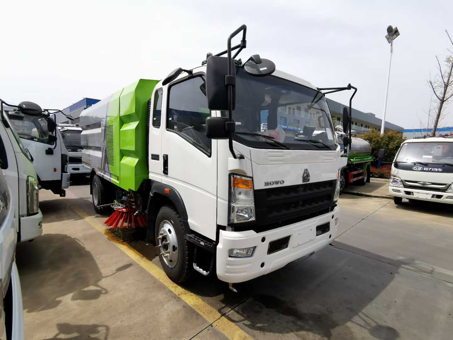 Heavy Duty Truck HOWO 4 × 2 Cleaning and Sweeping Vehicle