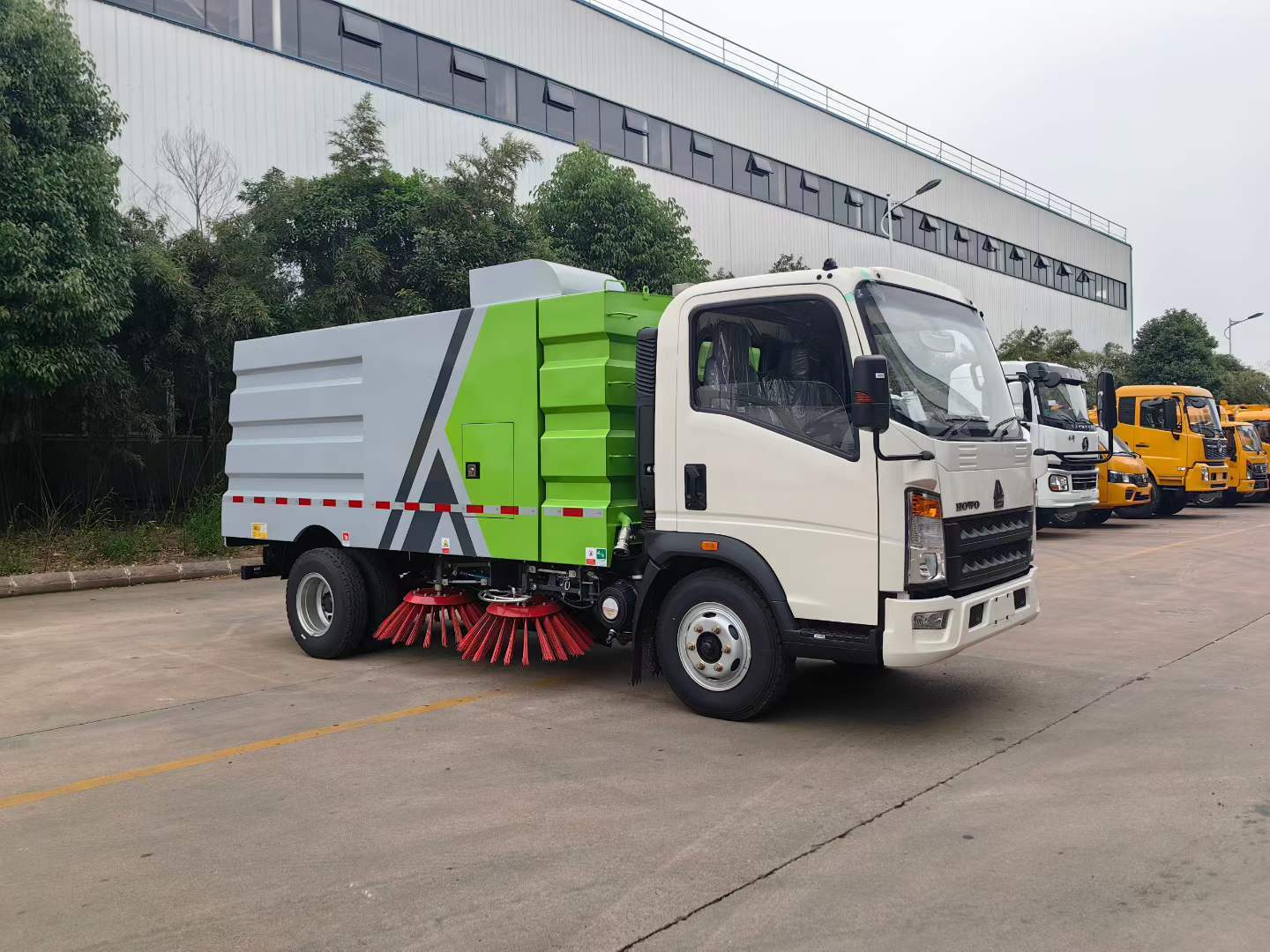 Heavy Duty Truck HOWO Road Sweeper