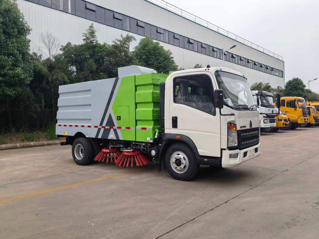 Heavy Duty Truck HOWO Road Sweeper