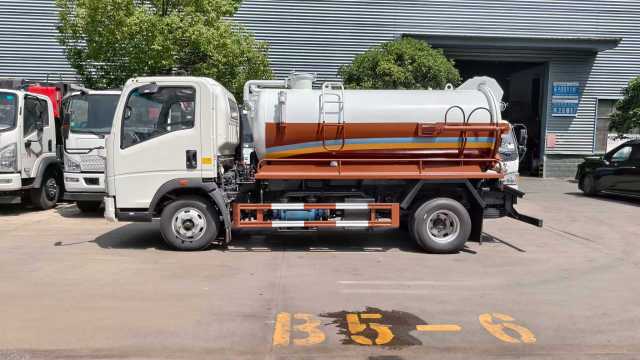 Heavy Duty Truck HOWO 5 cubic meter sewage suction truck