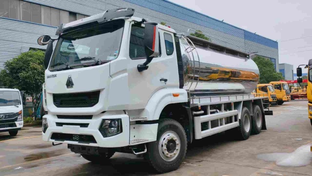 Heavy Truck HOWO rear double axle 18 cubic meter sewage suction truck