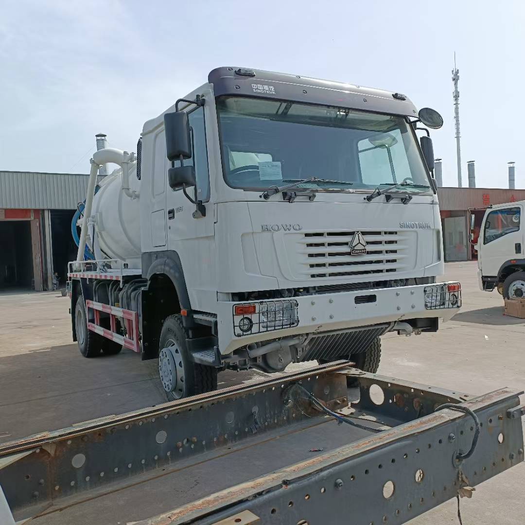 Heavy Duty Truck HOWO four-wheel drive sewage suction truck