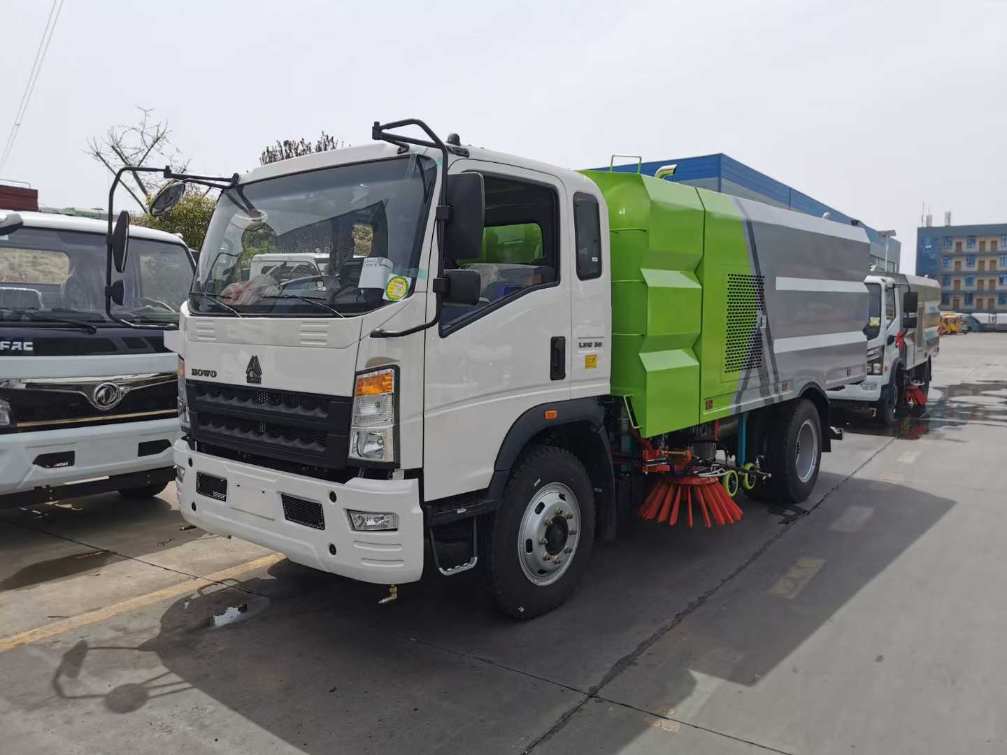 Heavy Duty Truck HOWO 4 × 2 Cleaning and Sweeping Vehicle