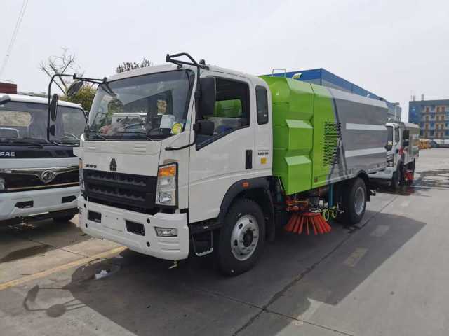 Heavy Duty Truck HOWO 4 × 2 Cleaning and Sweeping Vehicle