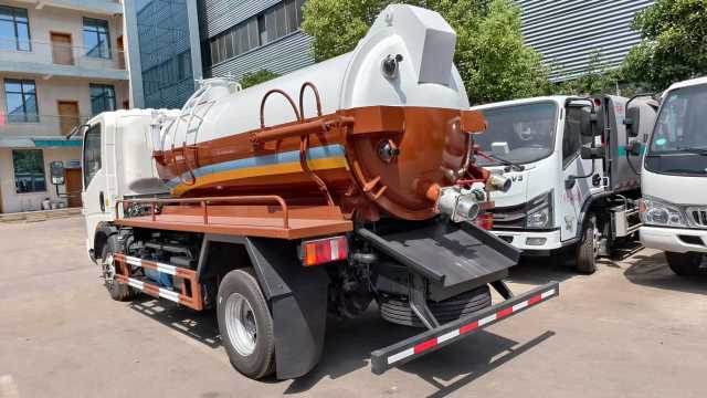 Heavy Duty Truck HOWO 5 cubic meter sewage suction truck