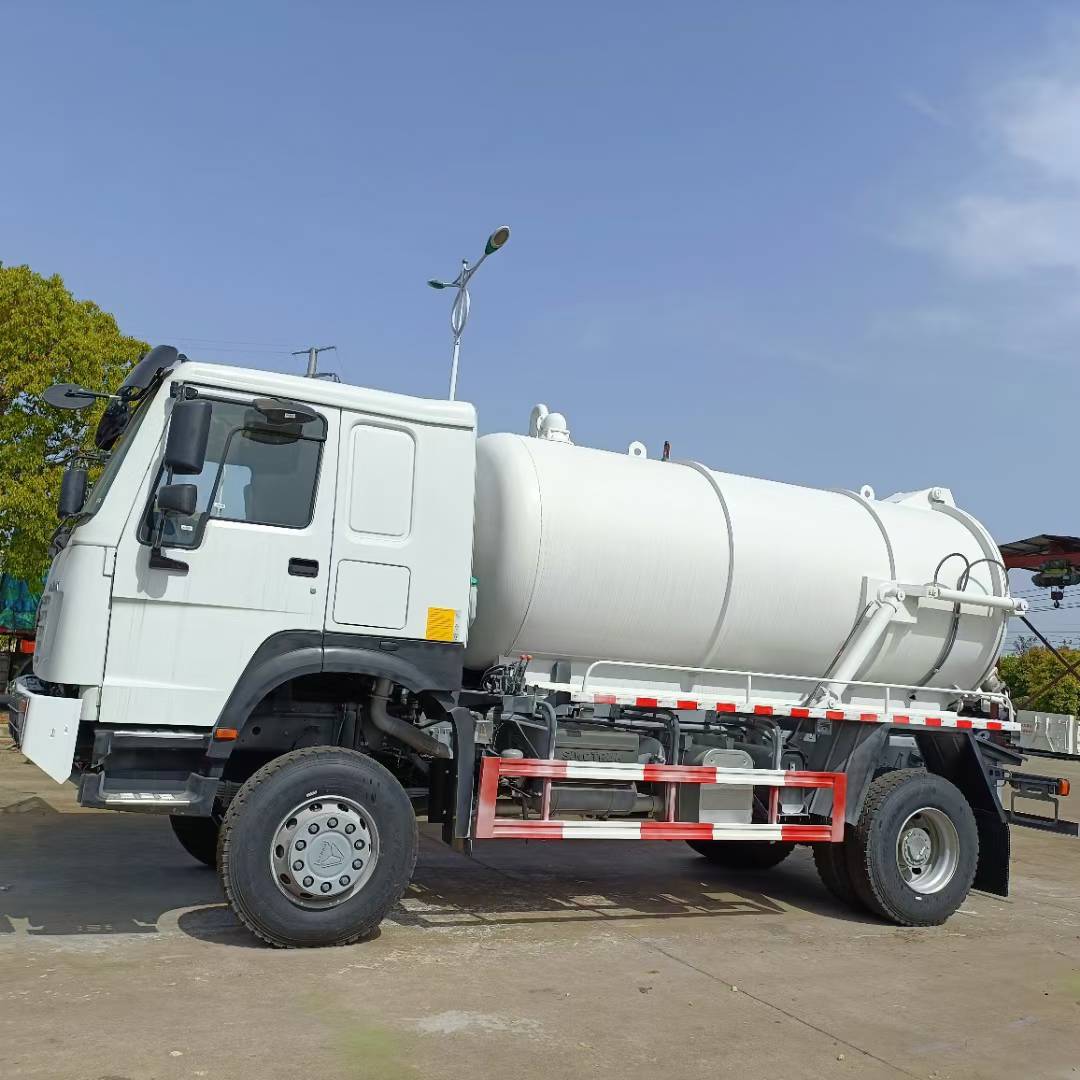 Heavy Duty Truck HOWO four-wheel drive sewage suction truck