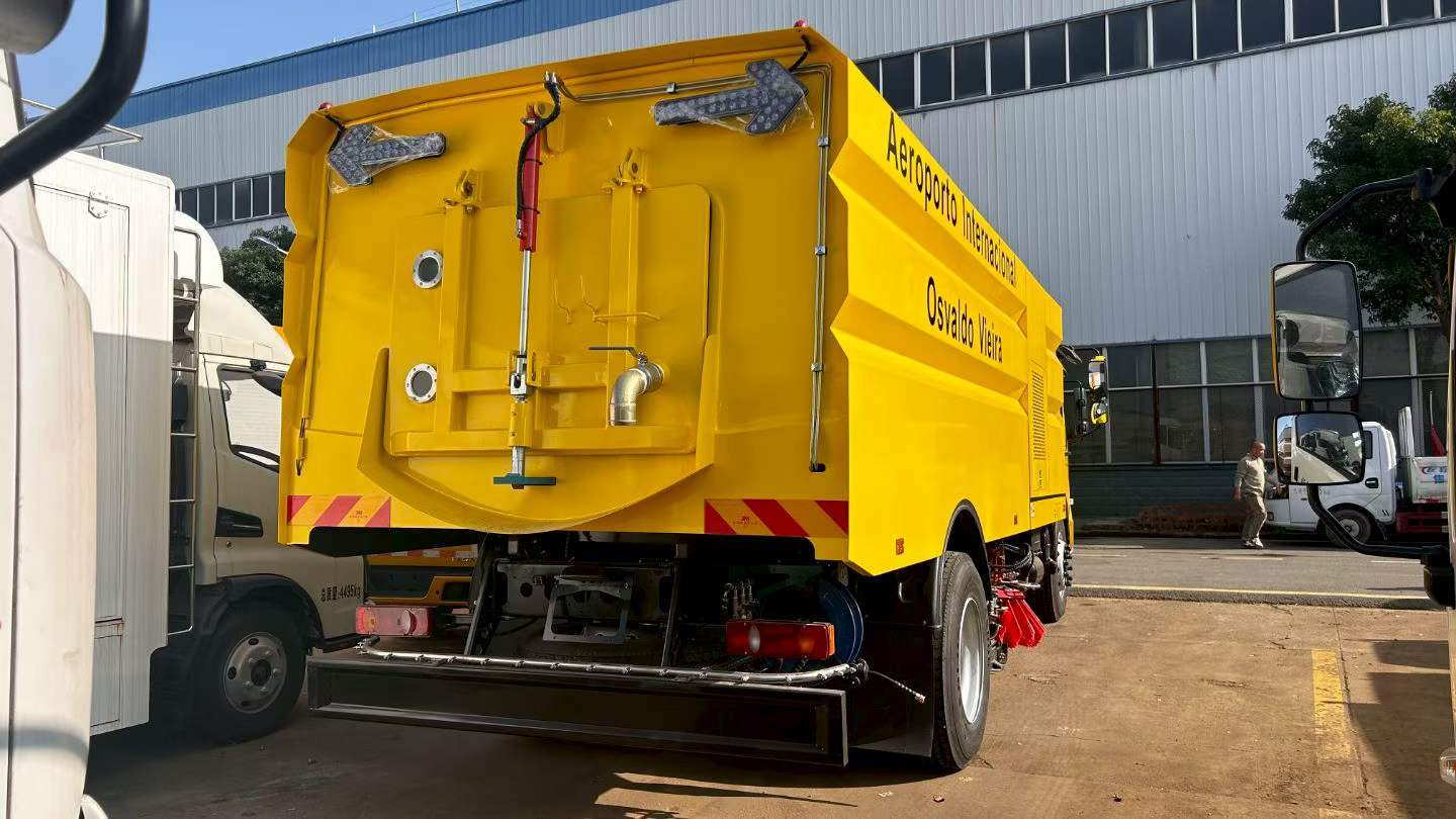 Dongfeng road sweeper