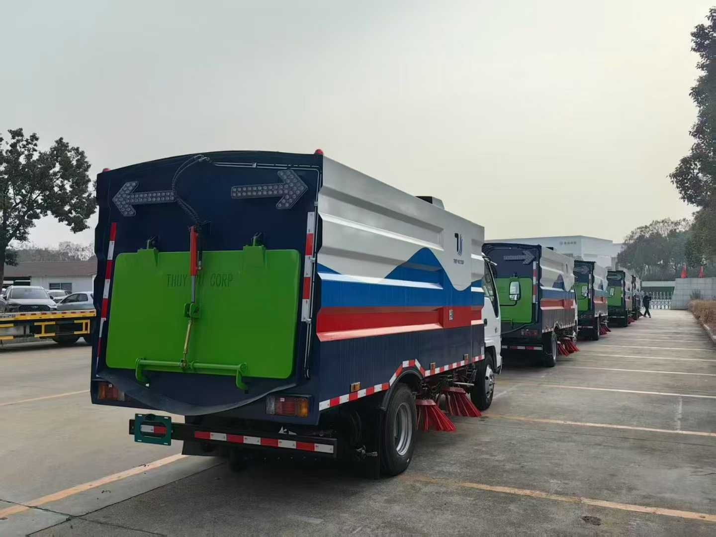 Isuzu road sweeper
