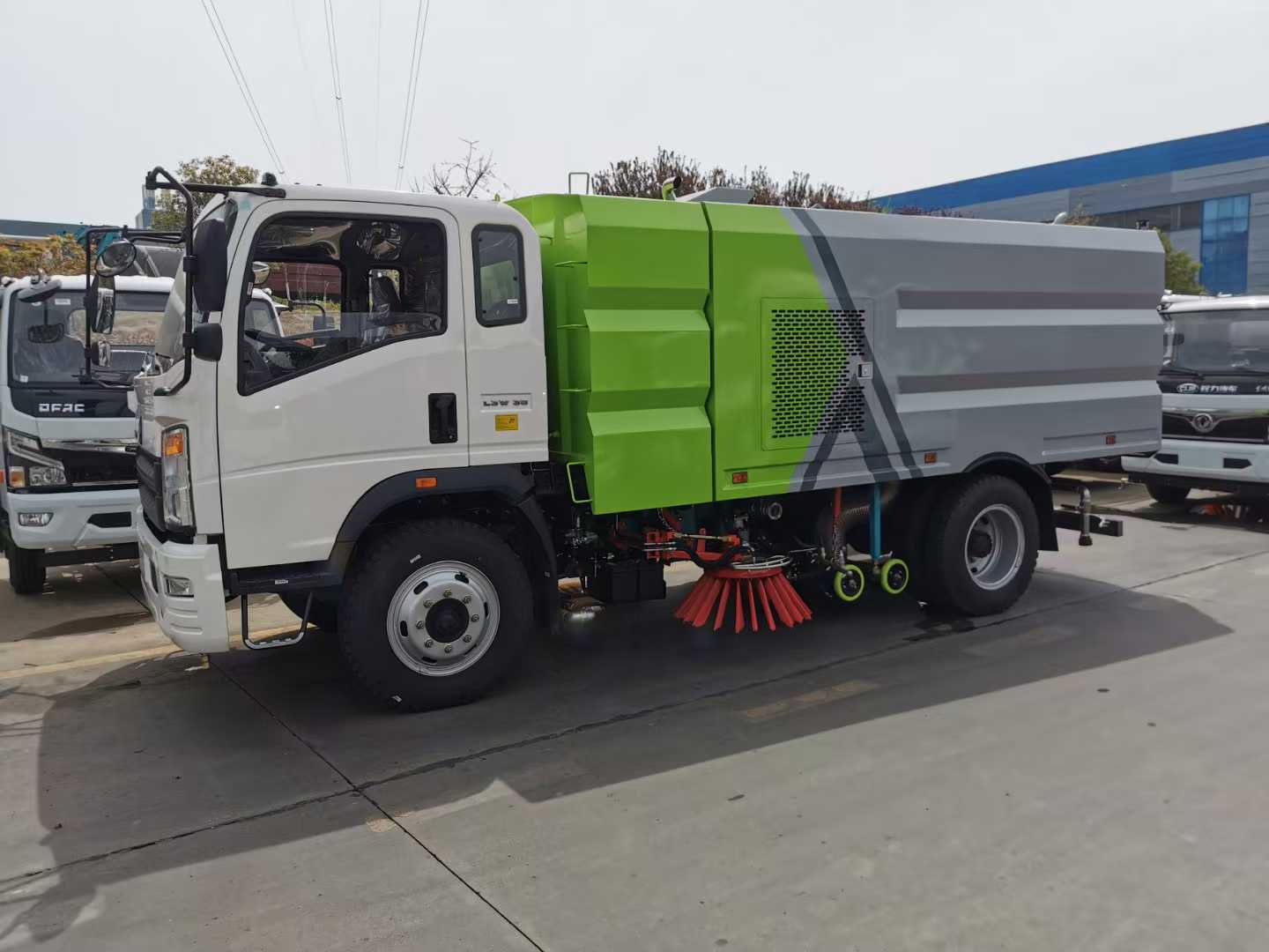 Heavy Duty Truck HOWO 4 × 2 Cleaning and Sweeping Vehicle