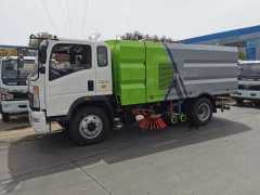 Heavy Duty Truck HOWO 4 × 2 Cleaning and Sweeping Vehicle