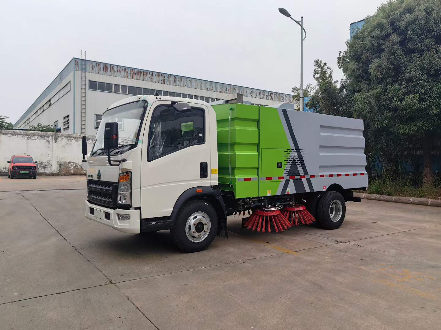 Heavy Duty Truck HOWO Road Sweeper