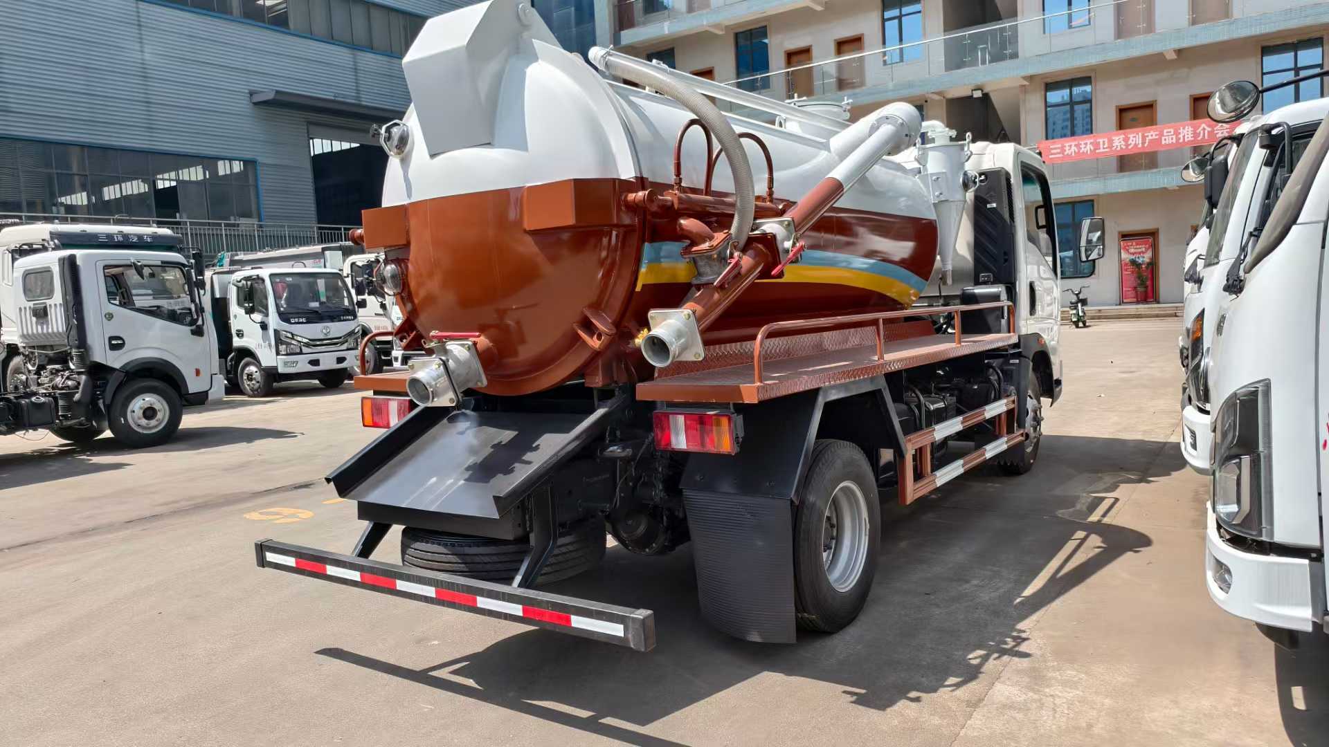 Heavy Duty Truck HOWO 5 cubic meter sewage suction truck