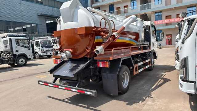 Heavy Duty Truck HOWO 5 cubic meter sewage suction truck