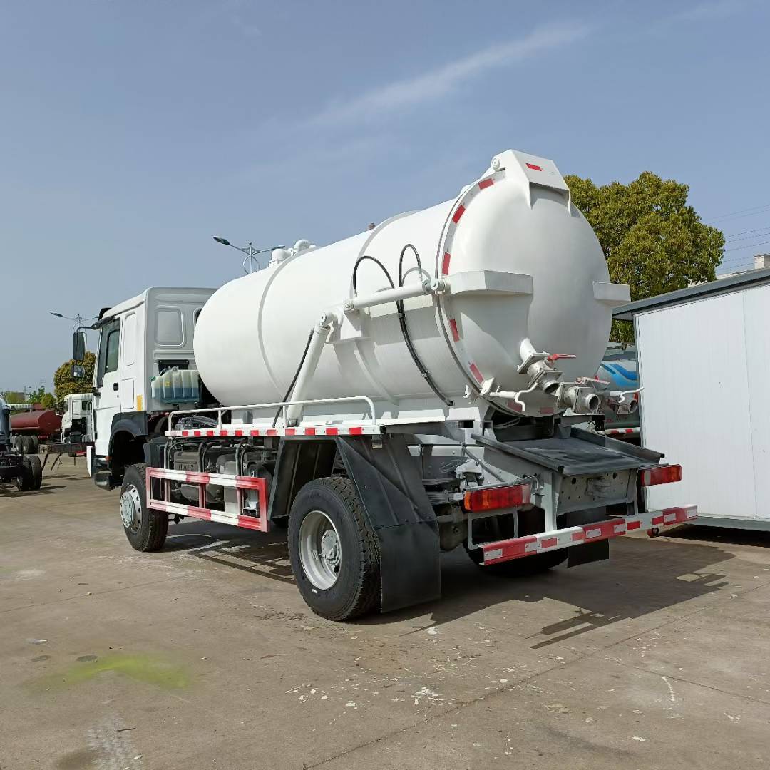 Heavy Duty Truck HOWO four-wheel drive sewage suction truck