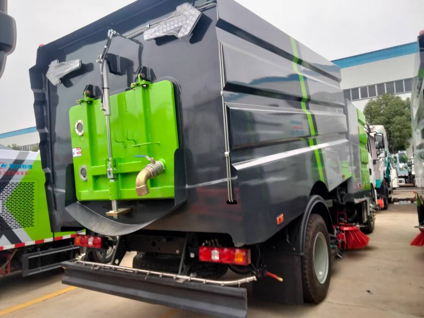 SHACMAN L3000 cleaning and sweeping vehicle