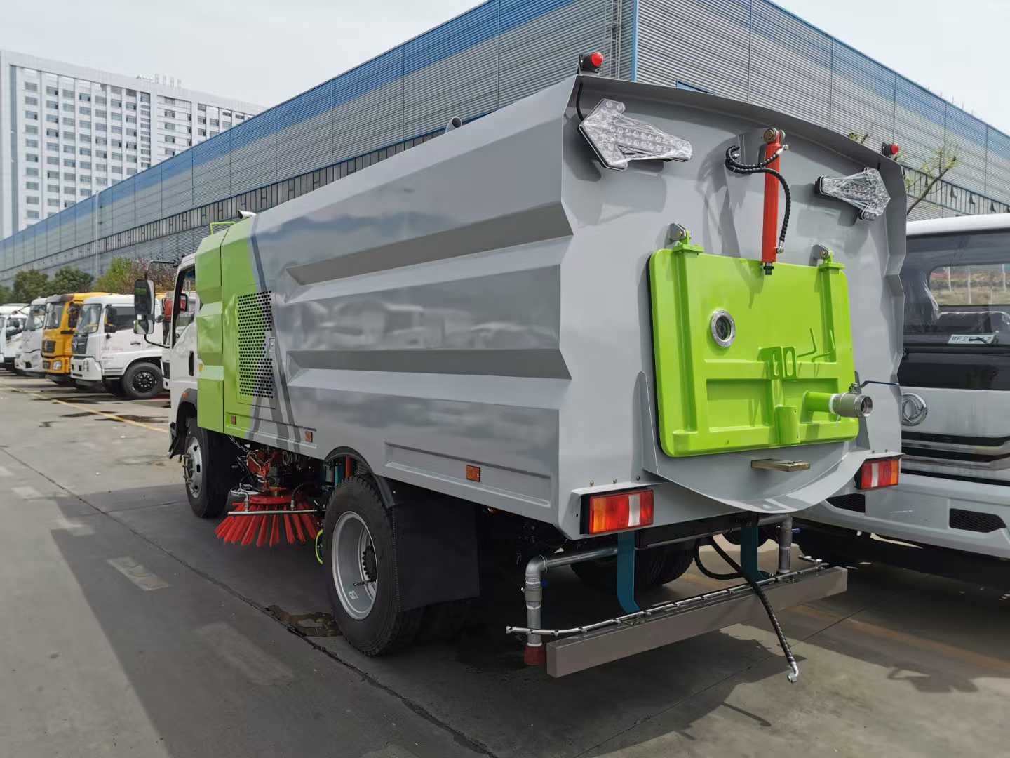 Heavy Duty Truck HOWO 4 × 2 Cleaning and Sweeping Vehicle