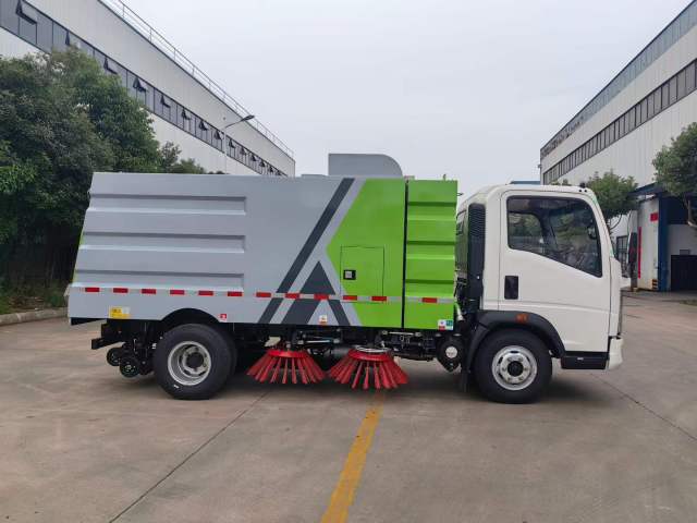 Heavy Duty Truck HOWO Road Sweeper