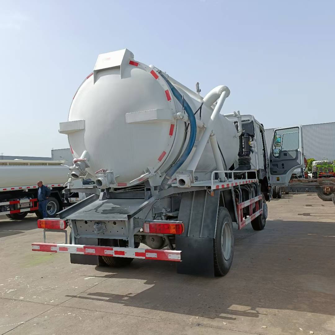Heavy Duty Truck HOWO four-wheel drive sewage suction truck