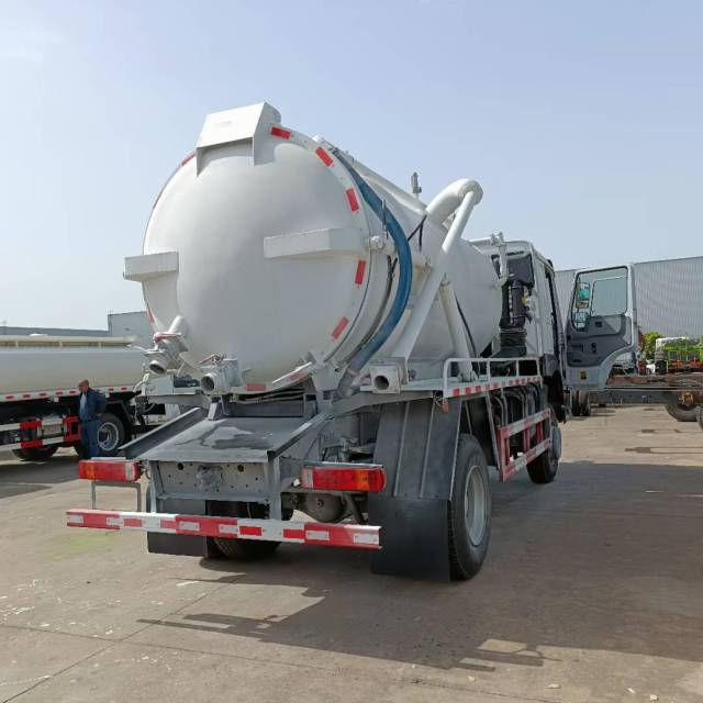 Heavy Duty Truck HOWO four-wheel drive sewage suction truck