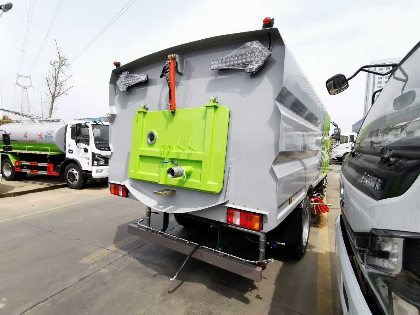 Heavy Duty Truck HOWO 4 × 2 Cleaning and Sweeping Vehicle