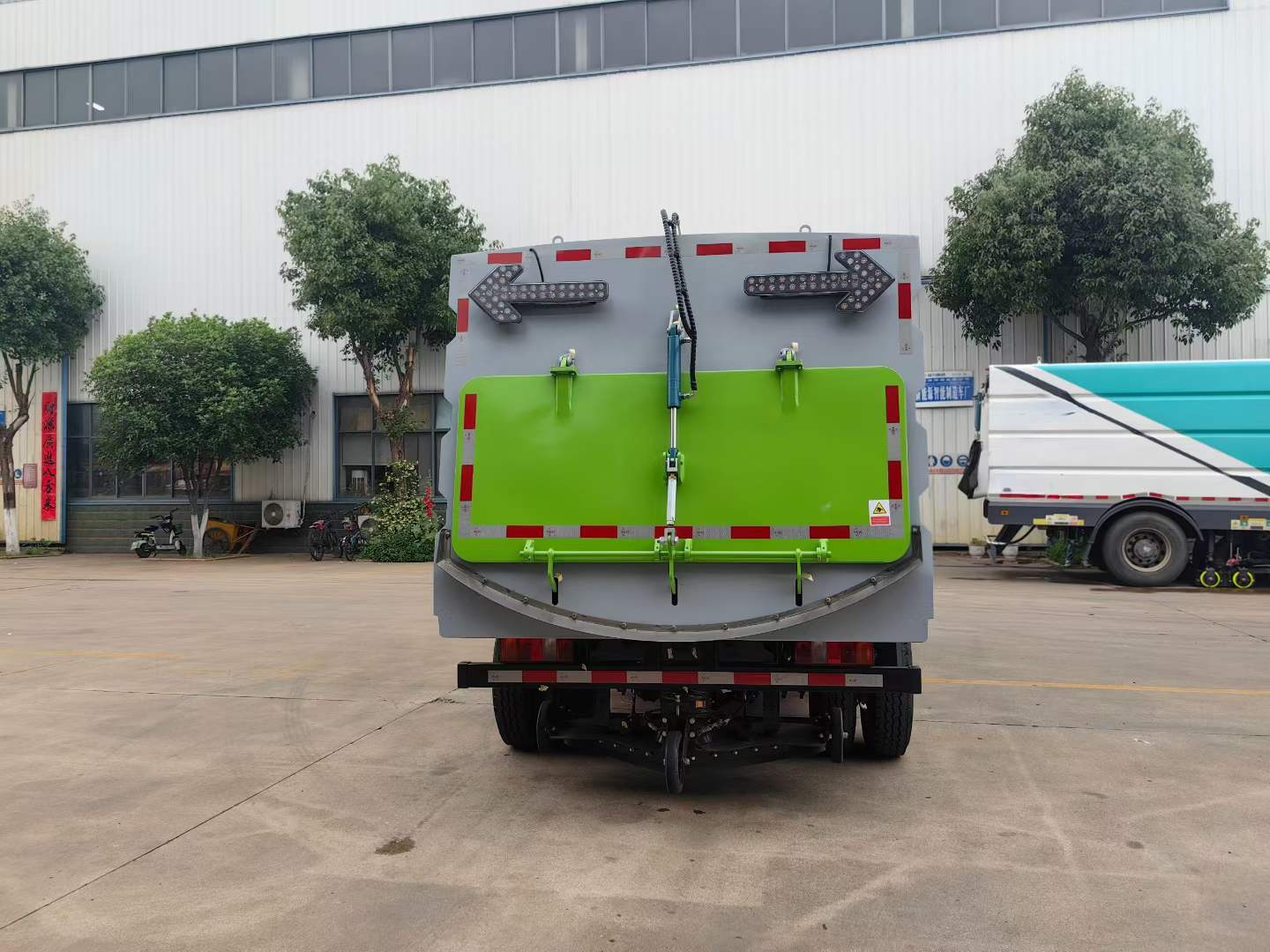 Heavy Duty Truck HOWO Road Sweeper