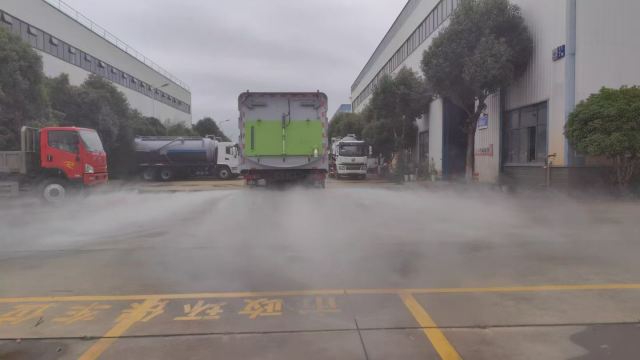Heavy Duty Truck HOWO 6 × 4 Right Steering Cleaning and Sweeping Vehicle