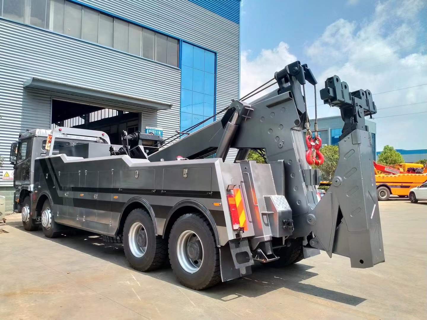 SHACMAN X3000 8 × 4 obstacle clearing vehicle