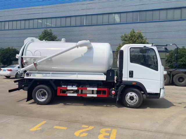 Heavy Duty Truck HOWO 5 cubic meter sewage suction truck
