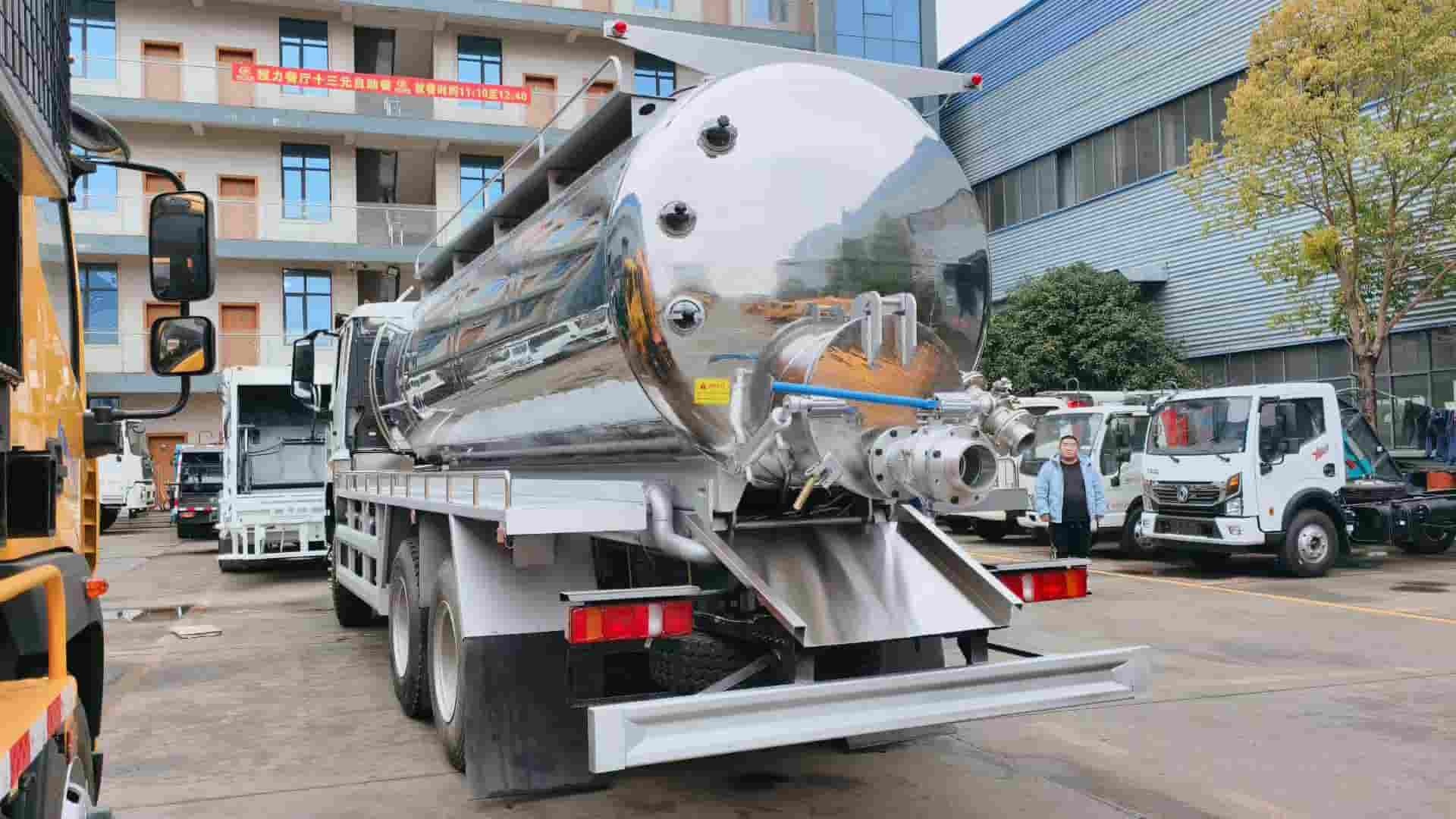 Heavy Truck HOWO rear double axle 18 cubic meter sewage suction truck