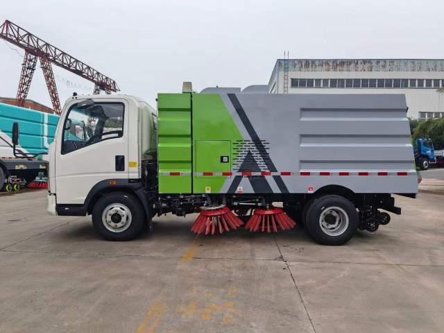 Heavy Duty Truck HOWO Road Sweeper