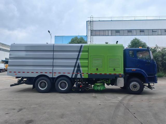 Heavy Duty Truck HOWO 6 × 4 Right Steering Cleaning and Sweeping Vehicle