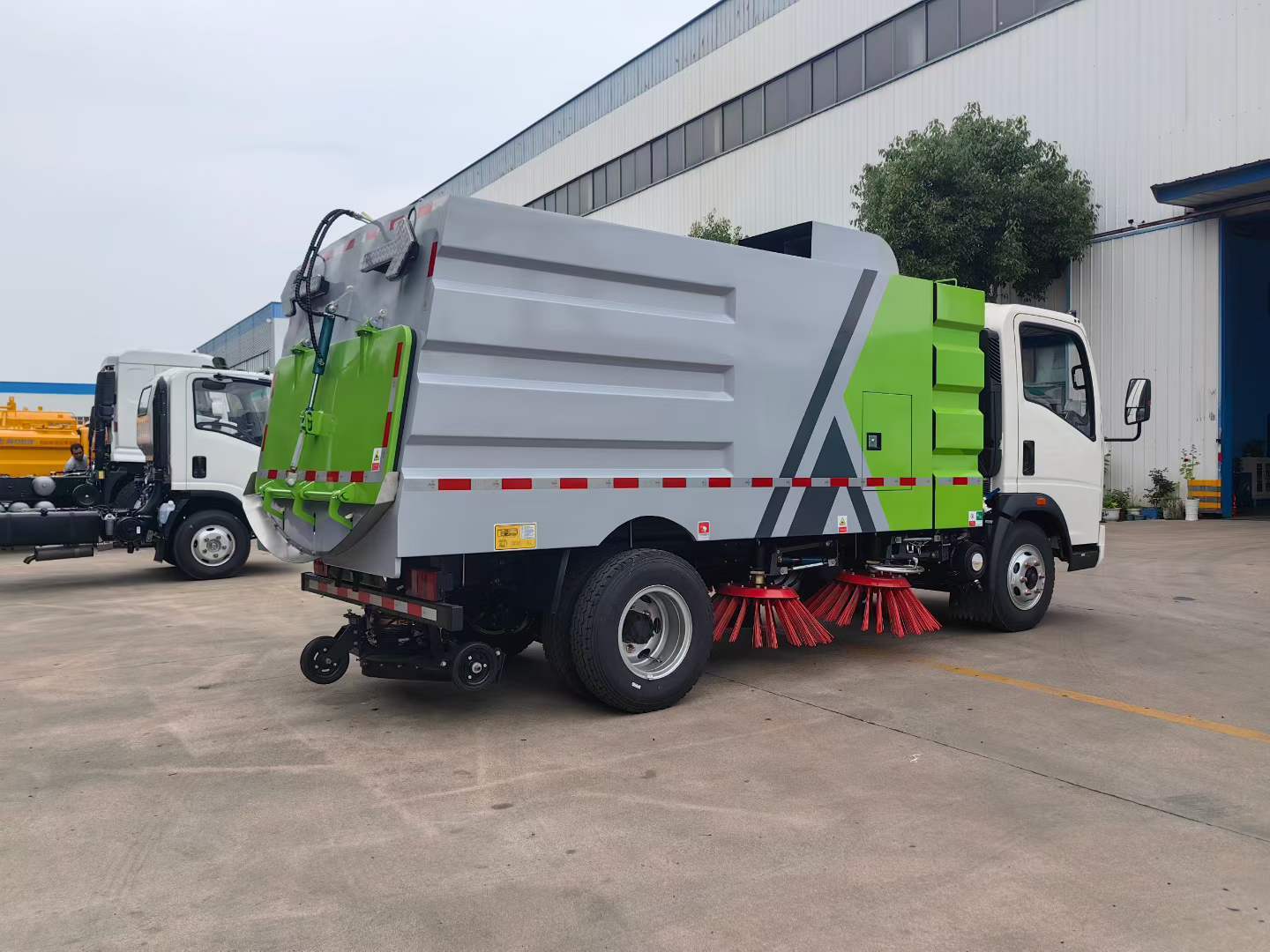 Heavy Duty Truck HOWO Road Sweeper
