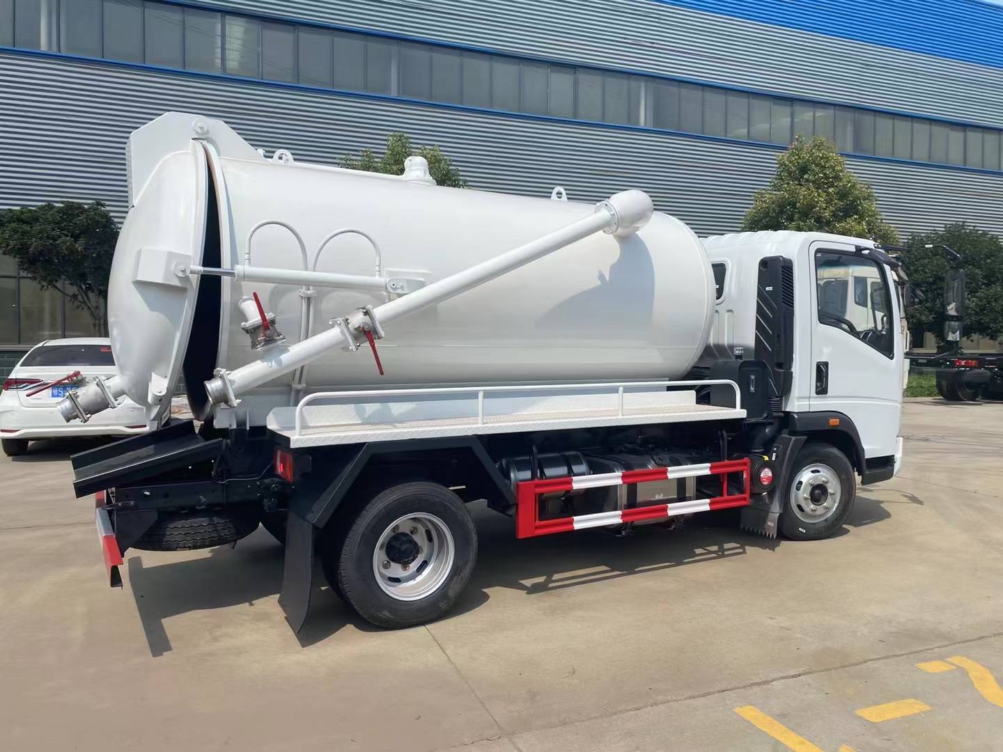 Heavy Duty Truck HOWO 5 cubic meter sewage suction truck