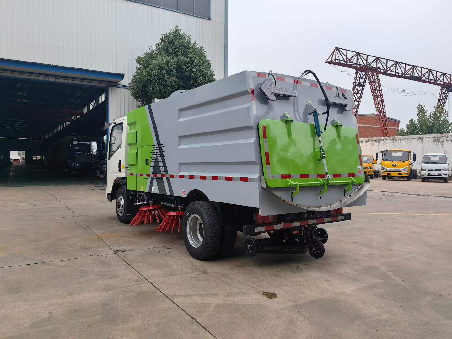 Heavy Duty Truck HOWO Road Sweeper