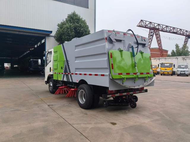 Heavy Duty Truck HOWO Road Sweeper