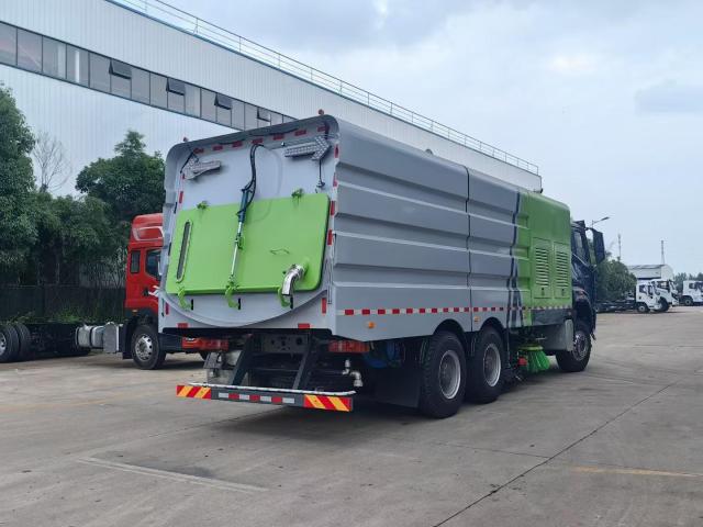 Heavy Duty Truck HOWO 6 × 4 Right Steering Cleaning and Sweeping Vehicle