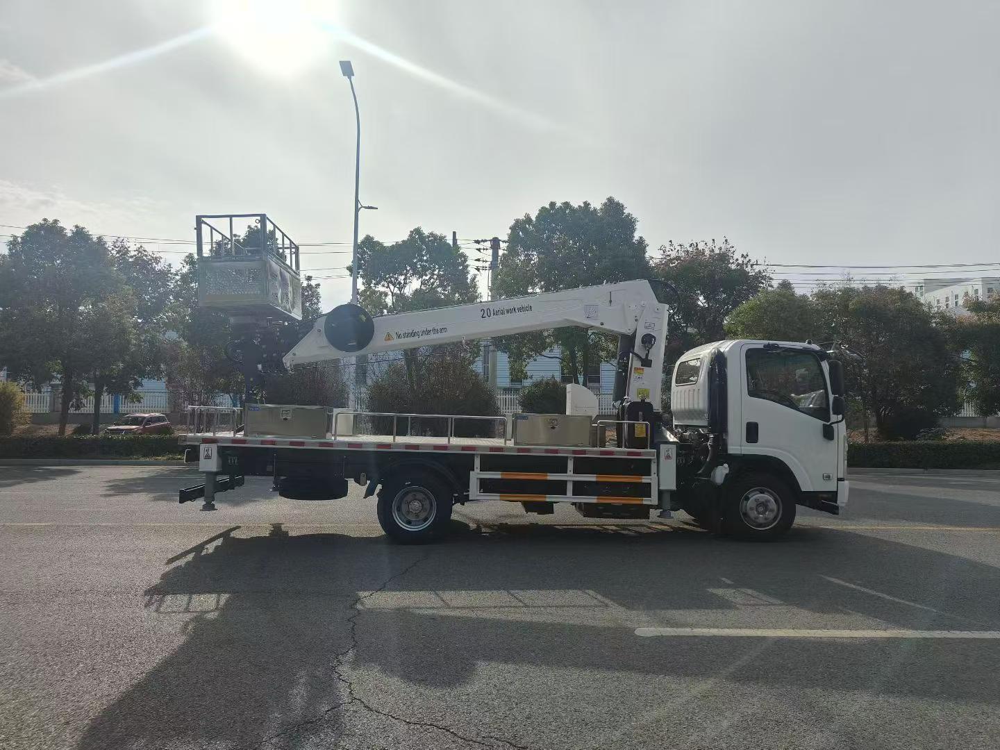 Isuzu Triple-Combination Aerial Work Vehicle