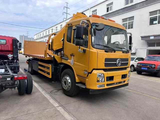 Dongfeng Tianjin Rescue Vehicle with Folding Crane