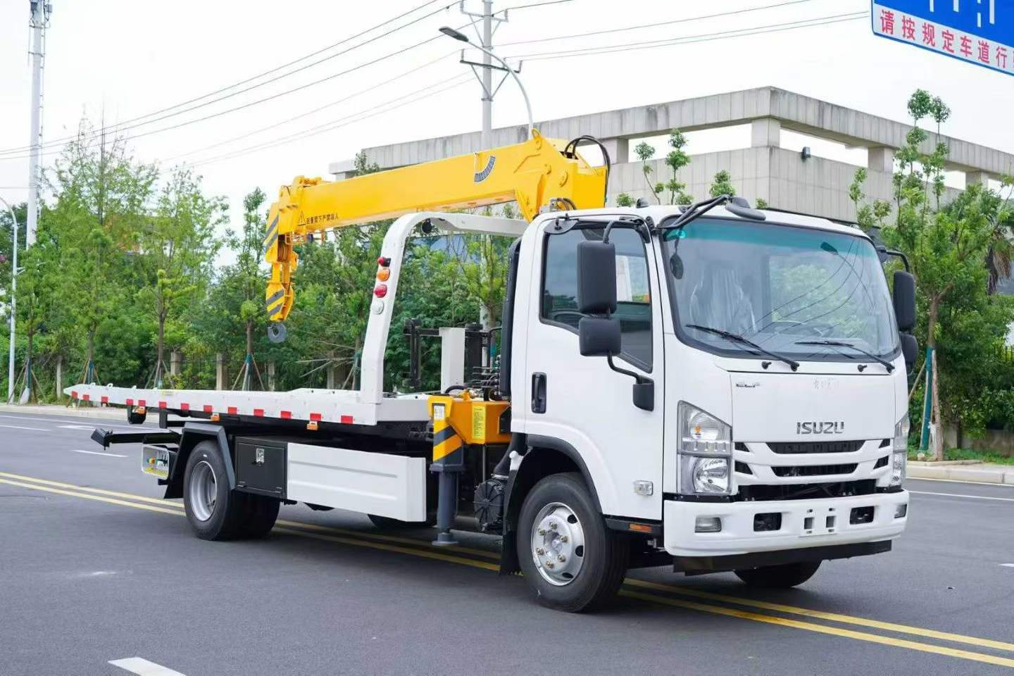 Isuzu 700P obstacle clearing vehicle with crane