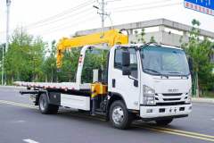 Isuzu 700P obstacle clearing vehicle with crane