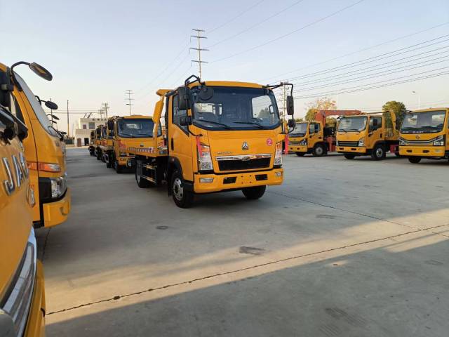 Heavy duty HOWO light truck 4 × 2 obstacle clearing vehicle