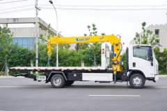 Isuzu 700P obstacle clearing vehicle with crane