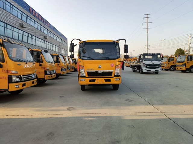 Heavy duty HOWO light truck 4 × 2 obstacle clearing vehicle