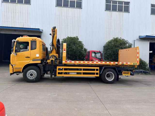 Dongfeng Tianjin Rescue Vehicle with Folding Crane