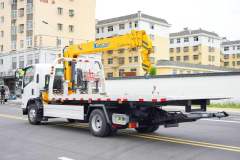 Isuzu 700P obstacle clearing vehicle with crane