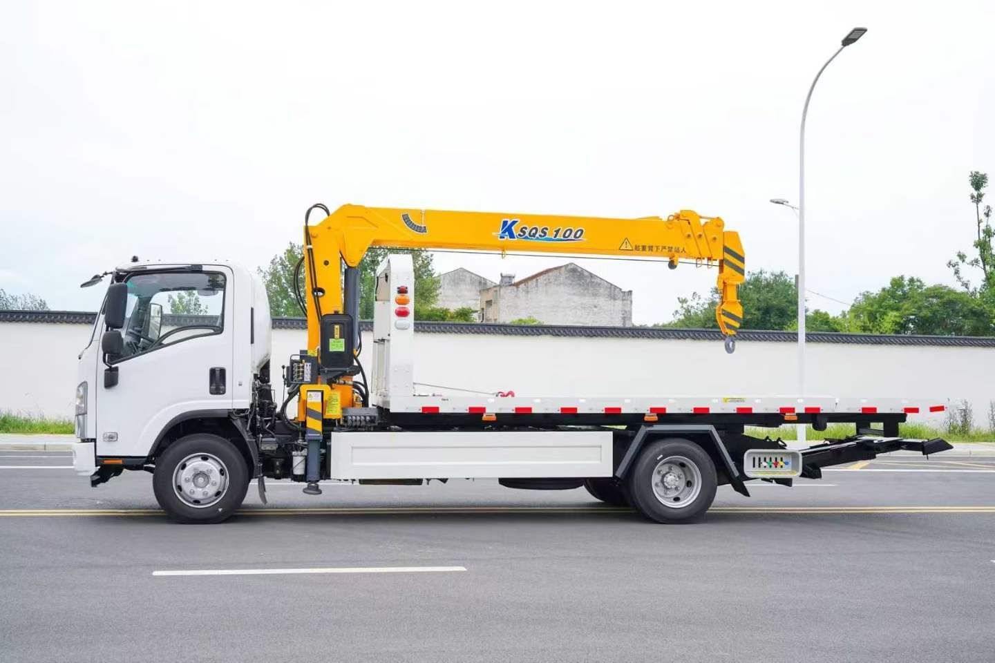 Isuzu 700P obstacle clearing vehicle with crane