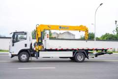 Isuzu 700P obstacle clearing vehicle with crane