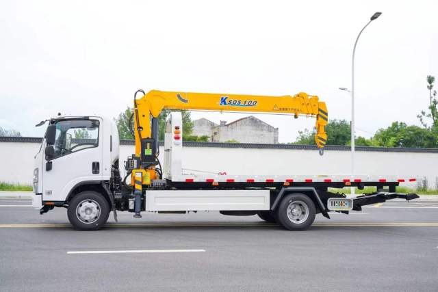 Isuzu 700P obstacle clearing vehicle with crane